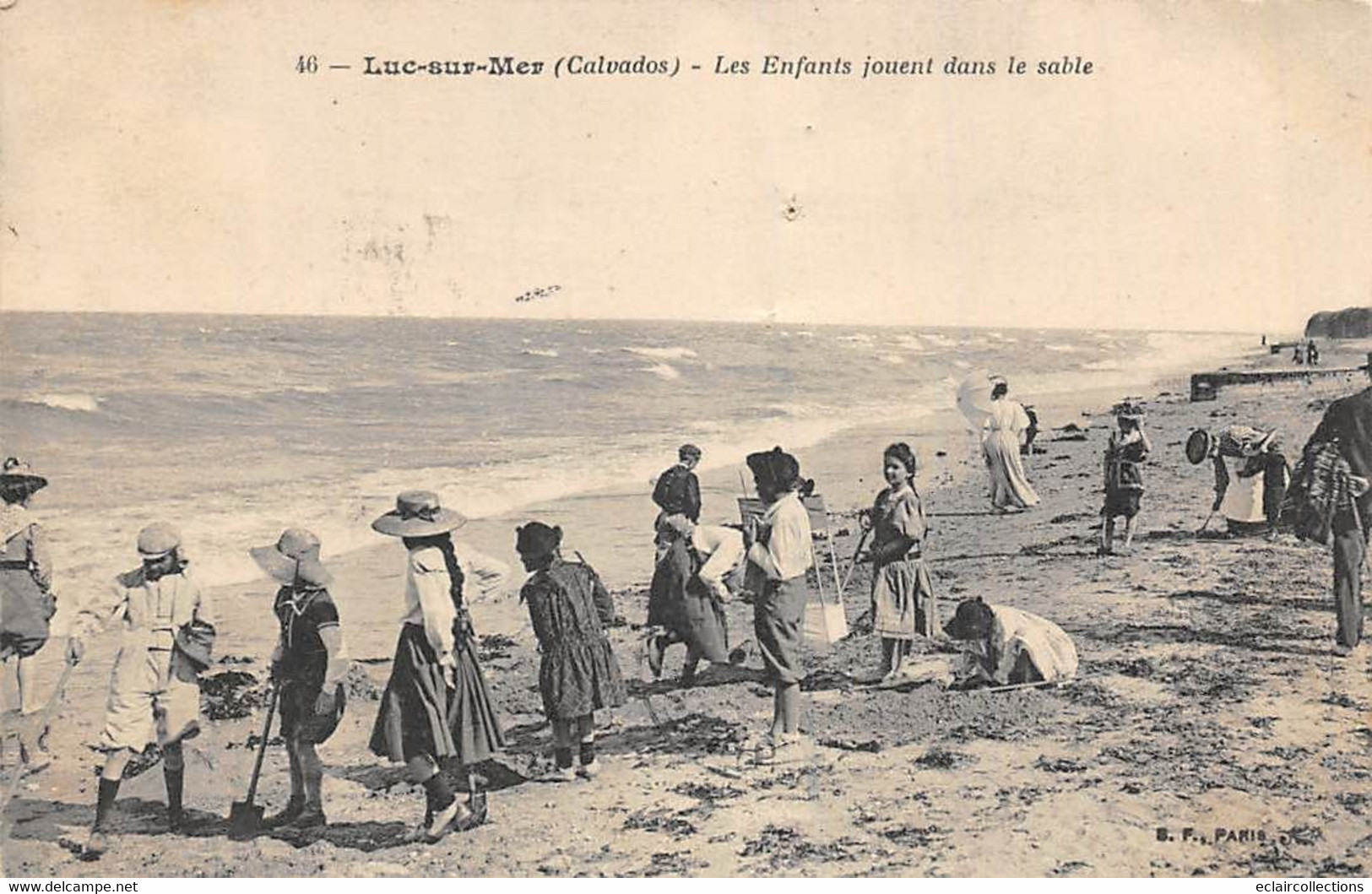 Luc Sur Mer            14        La Plage. Les Enfants Jouent Dans  Le Sable         (voir Scan) - Luc Sur Mer