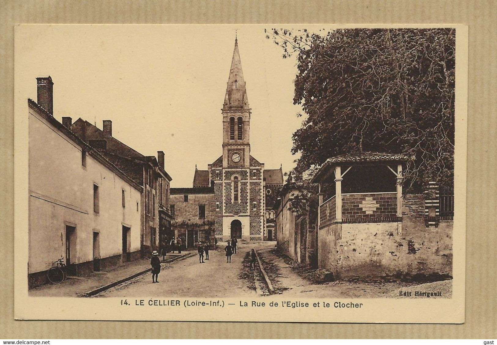 44   LE  CELLIER    LA  RUE  DE  L  EGLISE  ET  LE  CLOCHER - Le Cellier