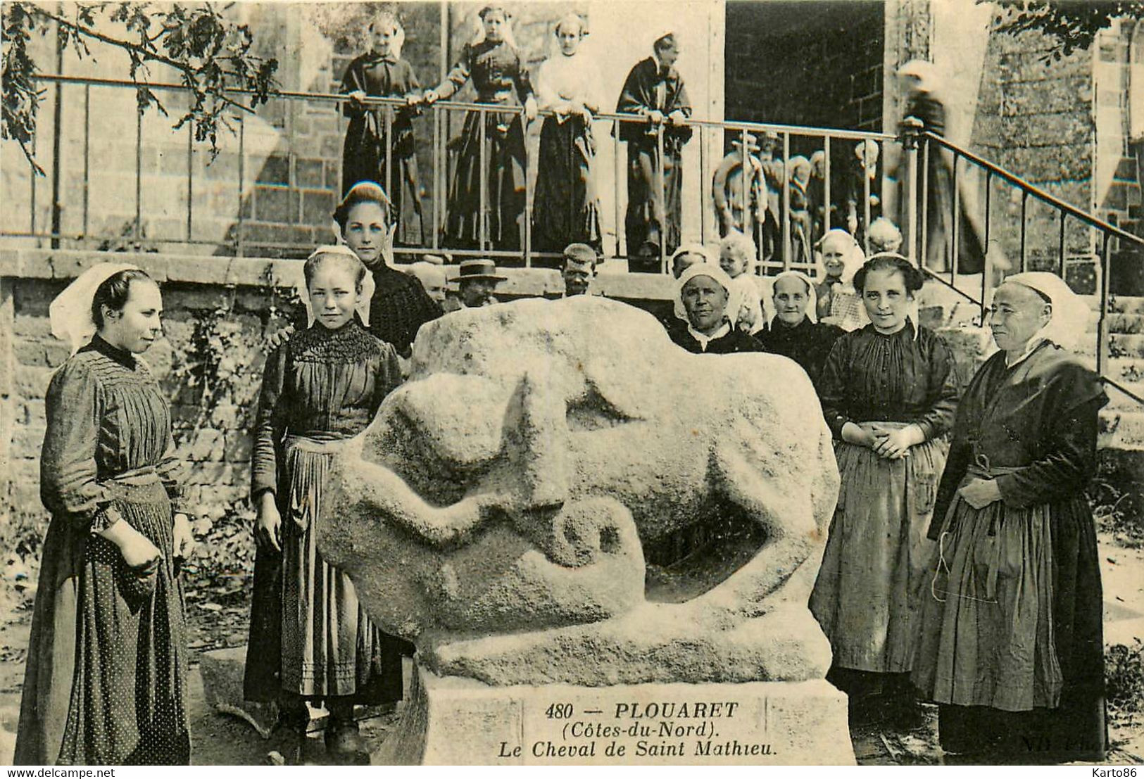 Plouaret * Le Cheval De St Mathieu * Femmes Du Pays En Coiffe - Plouaret