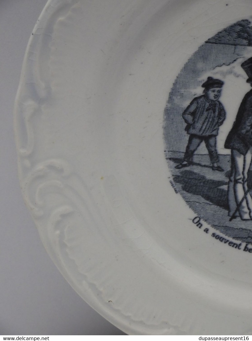 *PETITE ASSIETTE PARLANTE PORCELAINE OPAQUE De GIEN PROVERBES & MILITAIRES   E - Gien (FRA)