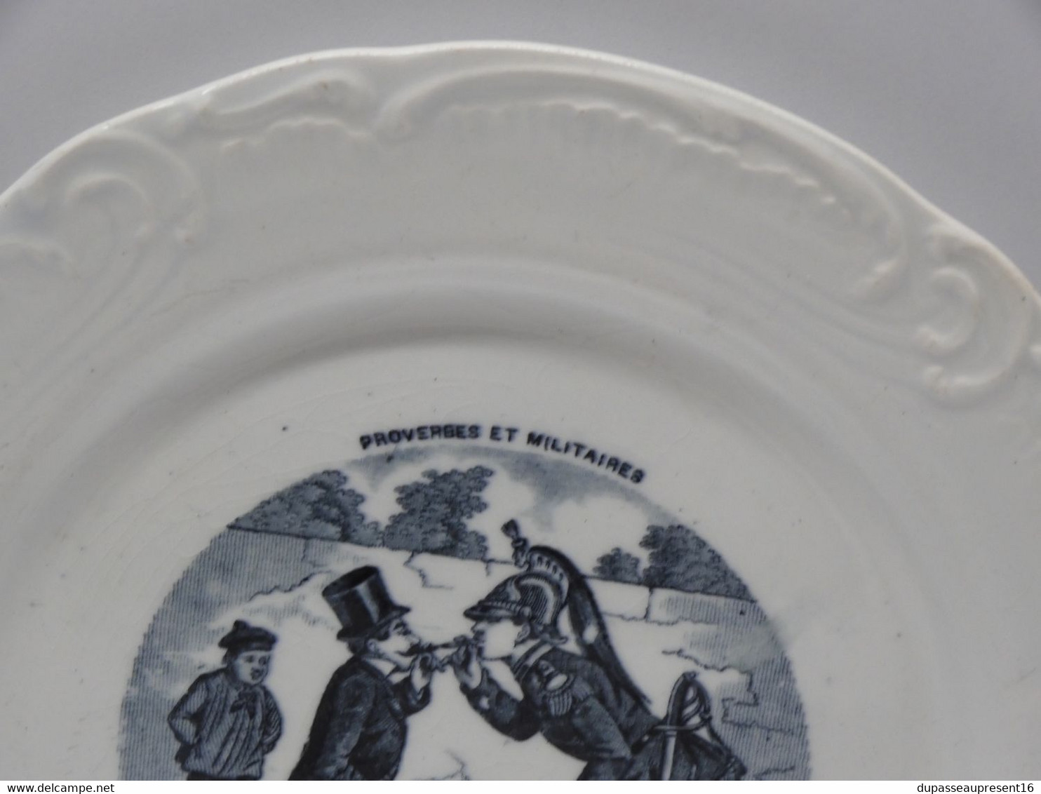 *PETITE ASSIETTE PARLANTE PORCELAINE OPAQUE De GIEN PROVERBES & MILITAIRES   E - Gien (FRA)