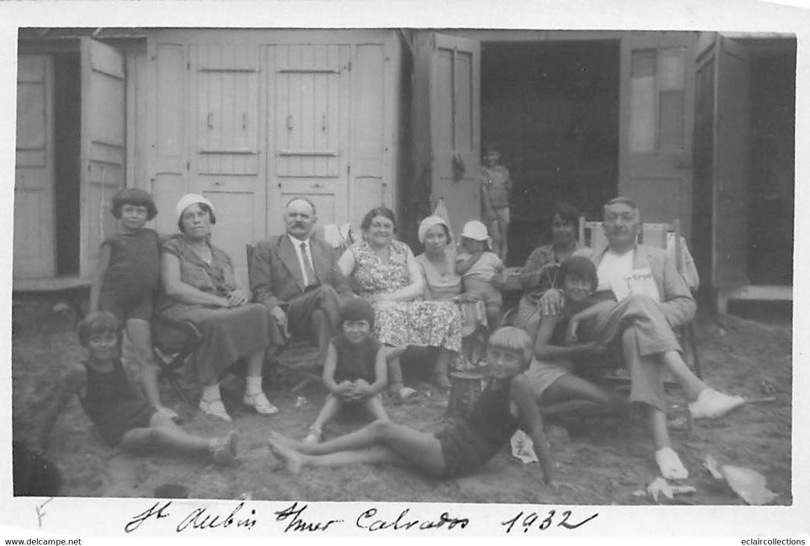 Saint Aubin Sur Mer     14   Photo De Groupe Ou Famille Prise Devant Un Chalet De Plage   -Carte Photo 1932  (voir Scan) - Saint Aubin