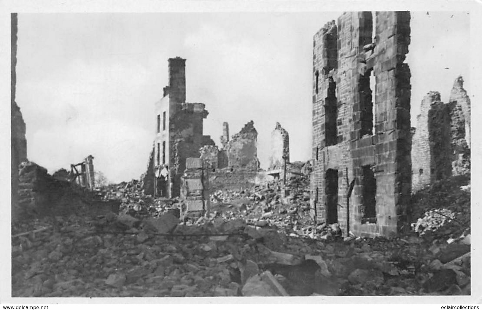 Vire         14       Guerre 39/45    Bombardement . Rue Saulnerie    N° 18   (voir Scan) - Vire