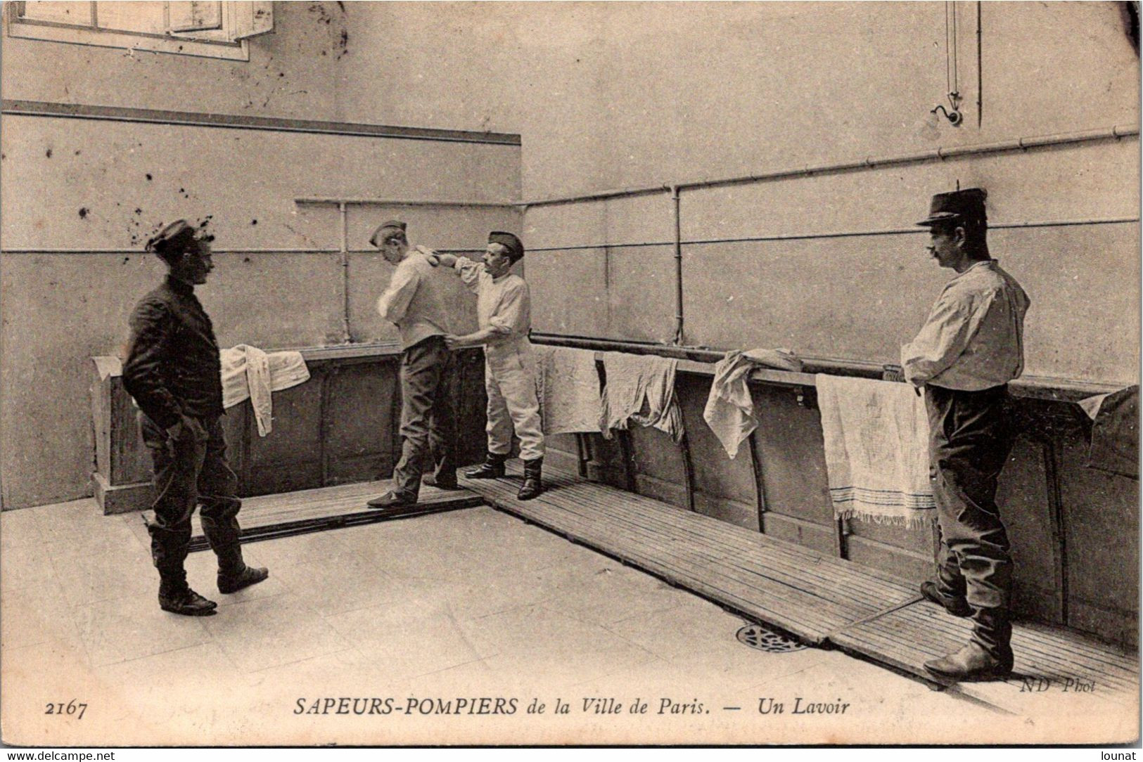 Sapeurs Pompiers De La Ville De Paris - Un Lavoir - Firemen