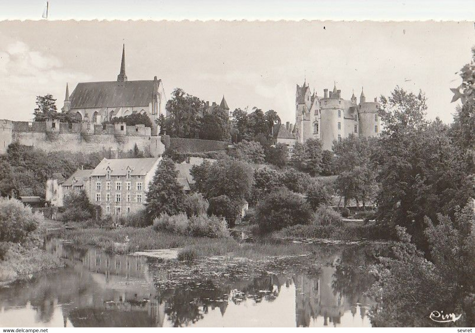 MONTREUIL BELLAY. - Vue Générale (nord-est) - Château - L'Eglise Et Moulin Sur Le Thouet. CPSM - Montreuil Bellay