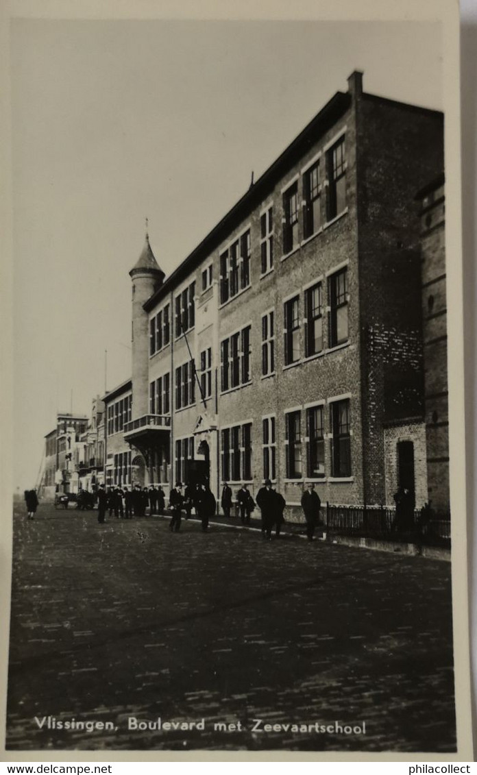 Vlissingen (Zld)  Boulevard Met Zeevaartschool (ander Zicht) 19?? - Vlissingen