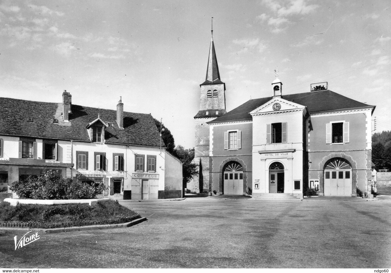 Cerisiers - La Place De L ' Hôtel De Ville - Cerisiers