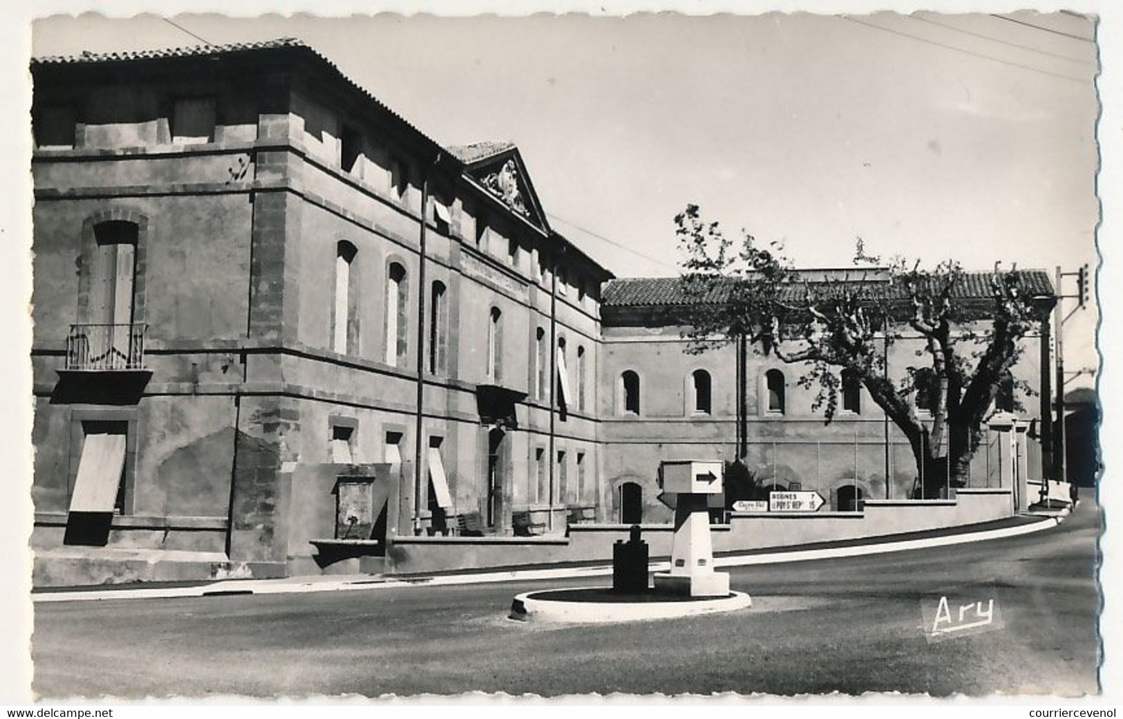 CPSM - LAMBESC (Bouches Du Rhône) -  Maison De Retraite. - Lambesc