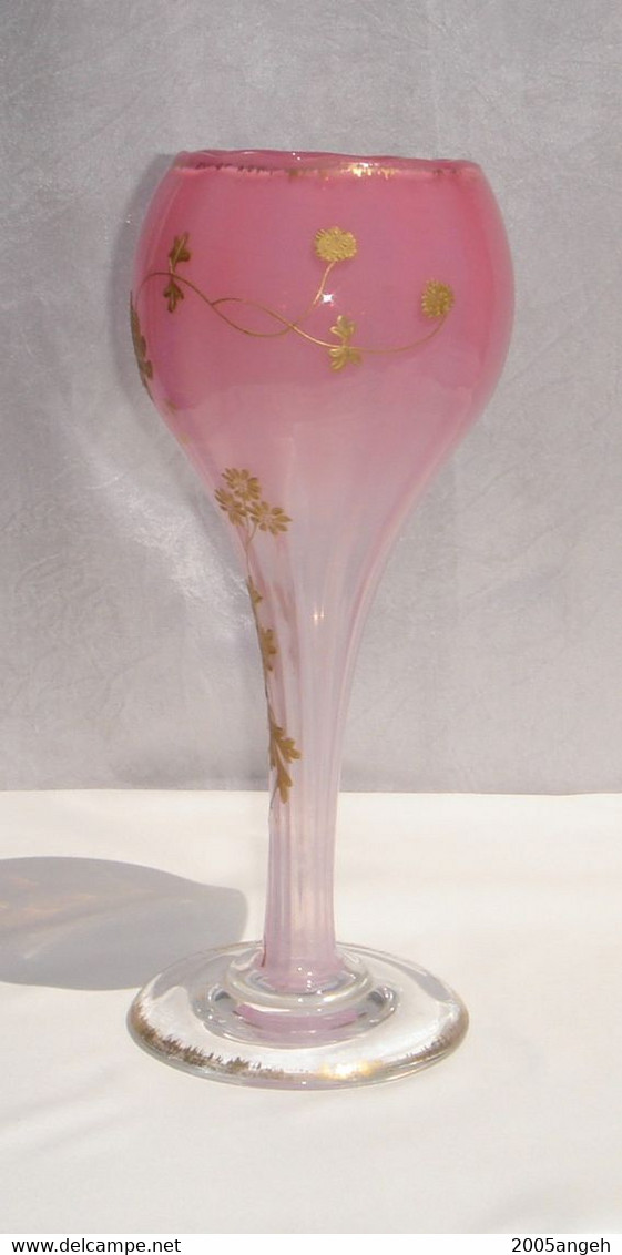 Vase Opaline Rose Et Fleurs Or En Relief .Décor Or En Bon état. Hauteur 25 Cm - Diamètre 10 Cm - Poids 565 Grs - - Vases