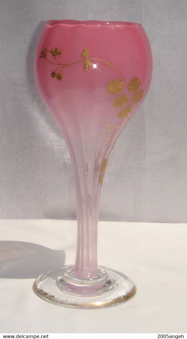 Vase Opaline Rose Et Fleurs Or En Relief .Décor Or En Bon état. Hauteur 25 Cm - Diamètre 10 Cm - Poids 565 Grs - - Vases