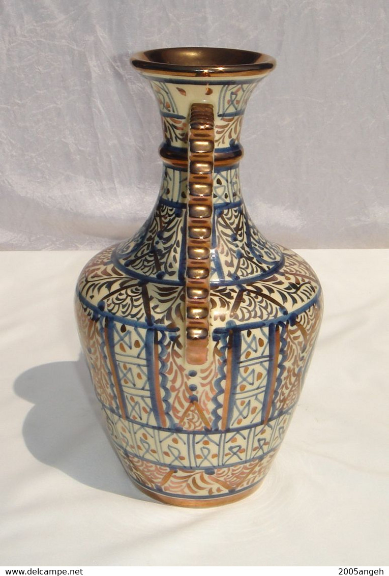 Vase de Manises avec son trépied en bon état - Hauteur total 34 cm - Diamètre 13 cm - Poids 1213 grs .