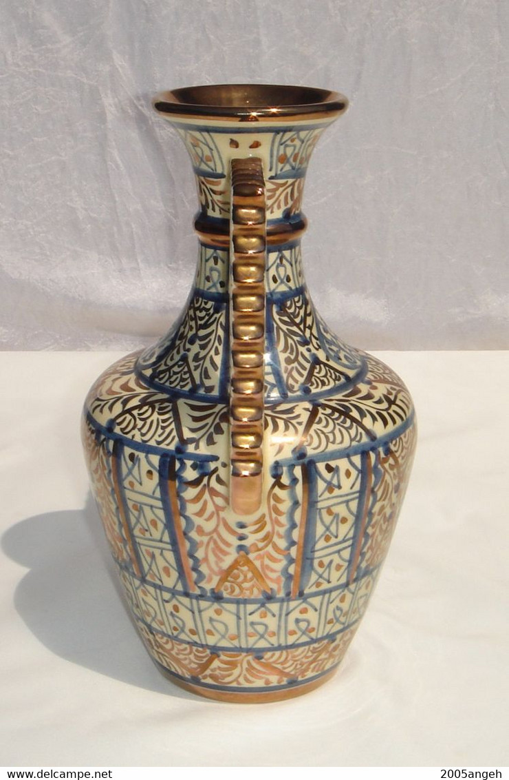 Vase de Manises avec son trépied en bon état - Hauteur total 34 cm - Diamètre 13 cm - Poids 1213 grs .