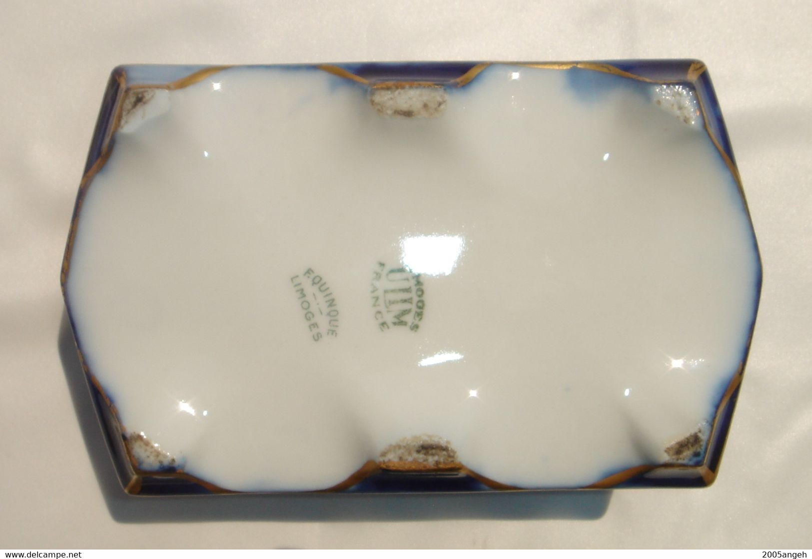 Boîte à bijoux en porcelaine de limoges - dorure en partie effacée sinon bon état. Longueur 14 cm - Hauteur 6,5 cm -