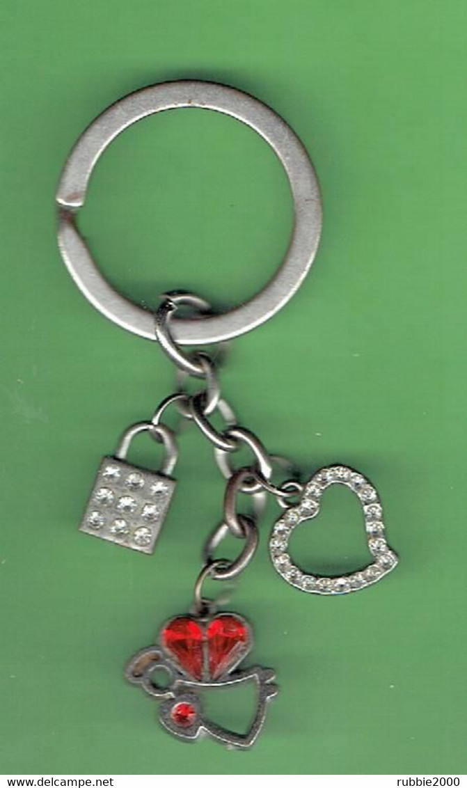 PORTE CLEFS METAL ARGENTE ET PIERRES ROUGES MOTIF ANGE COEUR ET CADENAS - Autres & Non Classés