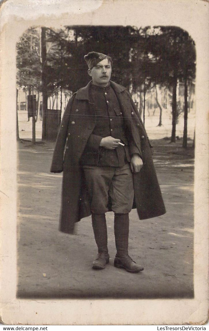 CPA - PHOTOGRAPHIE - Militaire Moustachu Avec Une Cigarette à La Main - Uniforms