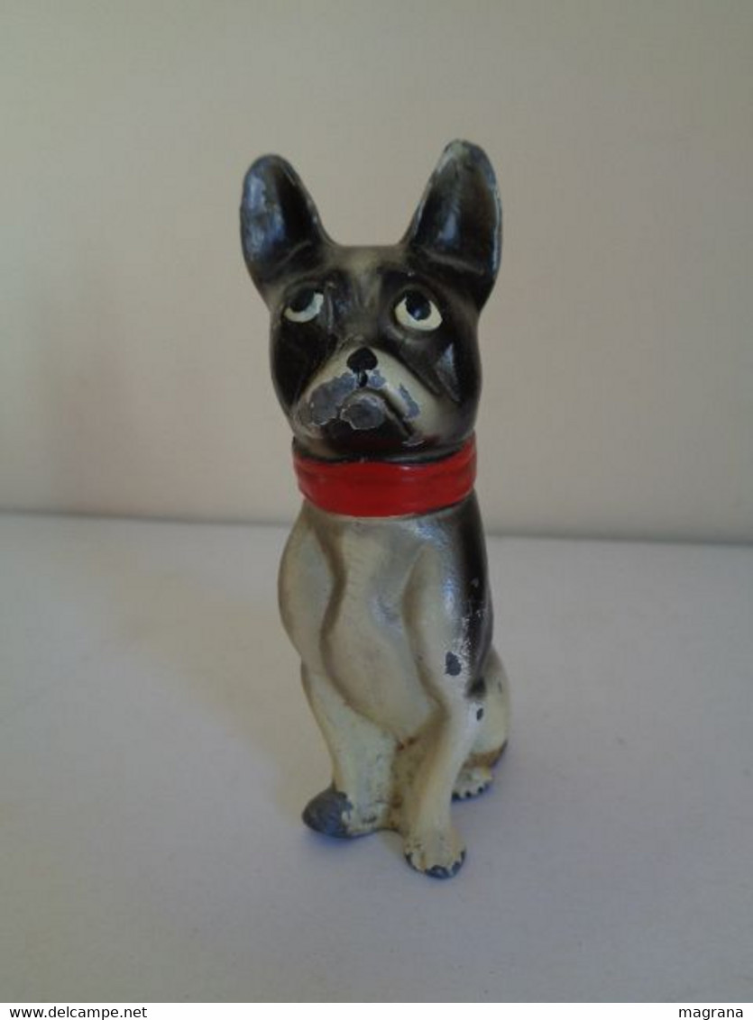 Escultura De Un Perro Boston Terrier Sentado Y Con Un Collar Rojo. Metal Pintado. Estilo Viena. - Métal