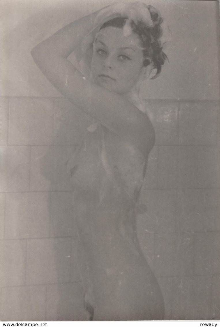 Young Lady Taking A Shower - Sexy -  Nude  (165x230 Mm) - Ohne Zuordnung