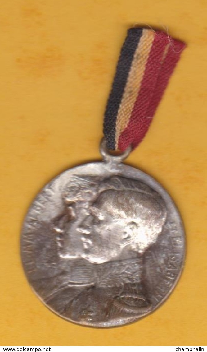 Guerre 14-18 WWI - Petite Médaille En Tôle Emboutie - Albert Et Elizabeth - Roi & Reine De Belgique - België