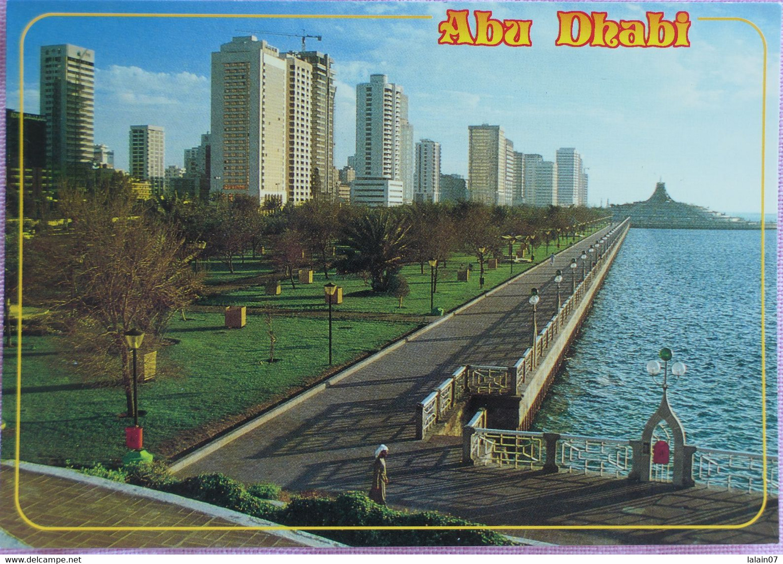 Carte Postale : Emirats Arabes Unis , U. A. E. : ABU DHABI : Cornicher Road, En 1993 - United Arab Emirates