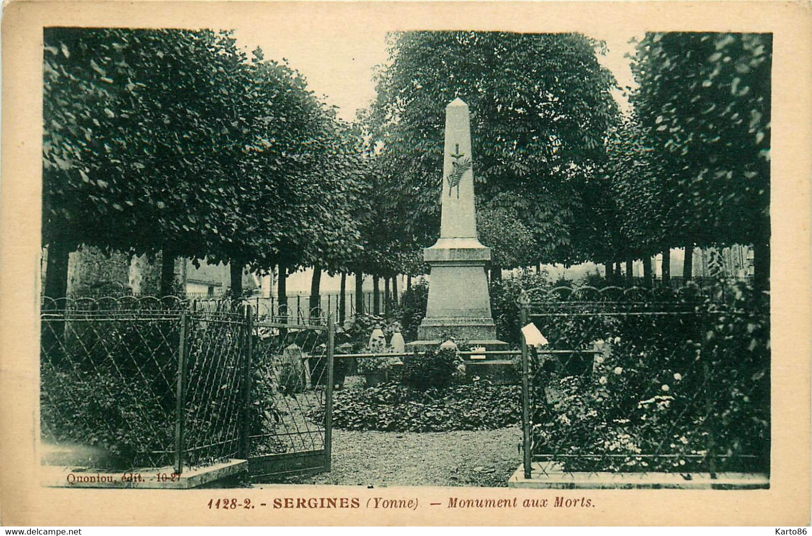 Sergines * Vue Sur Le Monument Aux Morts Du Village - Sergines