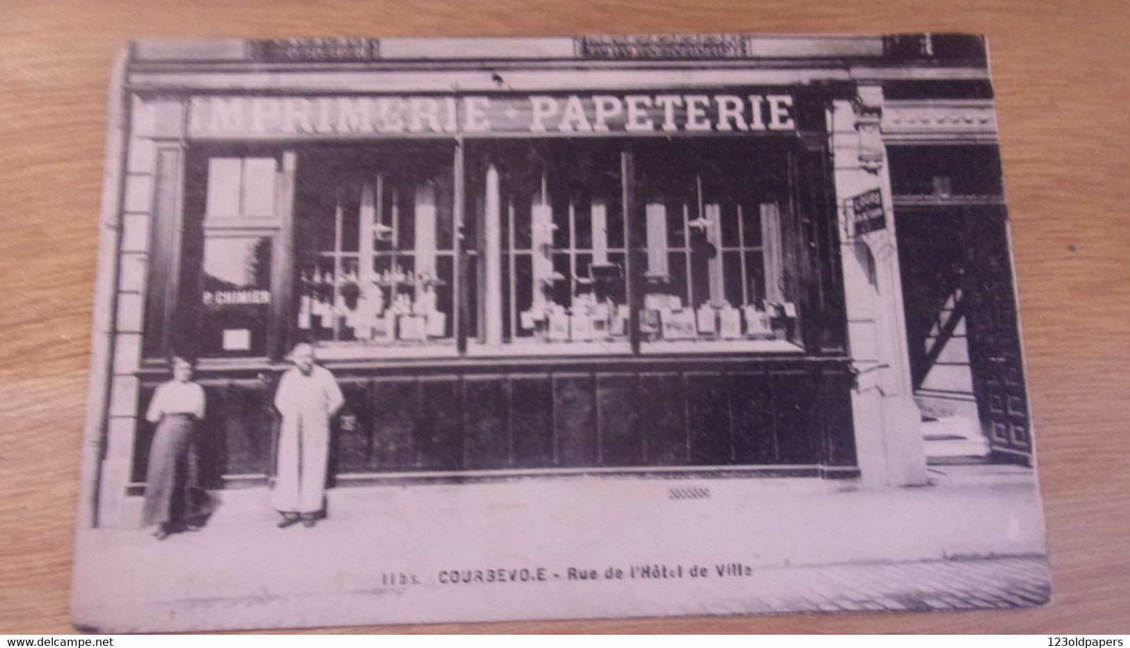 92 RARE COURBEVOIE  RUE HOTEL DE VILLE IMPRIMERIE PAPETERIE P CHIMIER DEVANTURE PERSONNAGES 1922 - Courbevoie