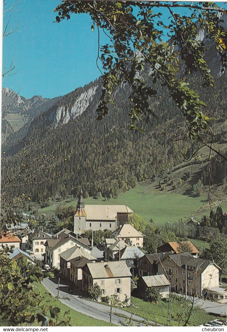 74. BELLEVAUX. CPSM. LE VILLAGE SURPLOMBE PAR LE MONT BILLIAT. - Bellevaux