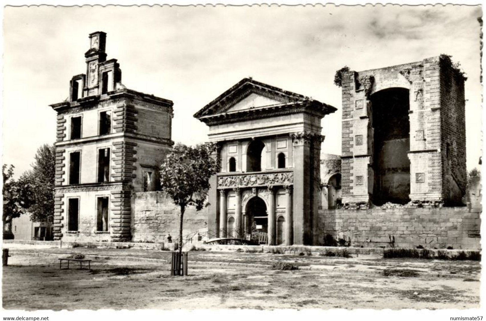 CPSM LA TOUR D'AYGUES - Le Château - Ed. J. Cellard N° V 66265 - La Tour D'Aigues