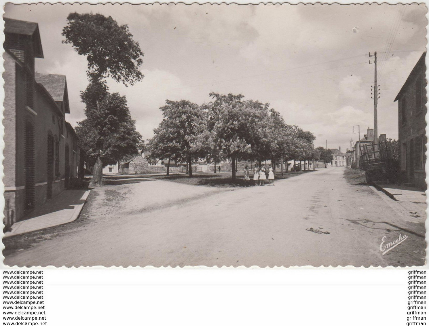 SAINT JULIEN DE VOUVANTES PLACE DES MARTINETS CPSM 9X14 TBE - Saint Julien De Vouvantes