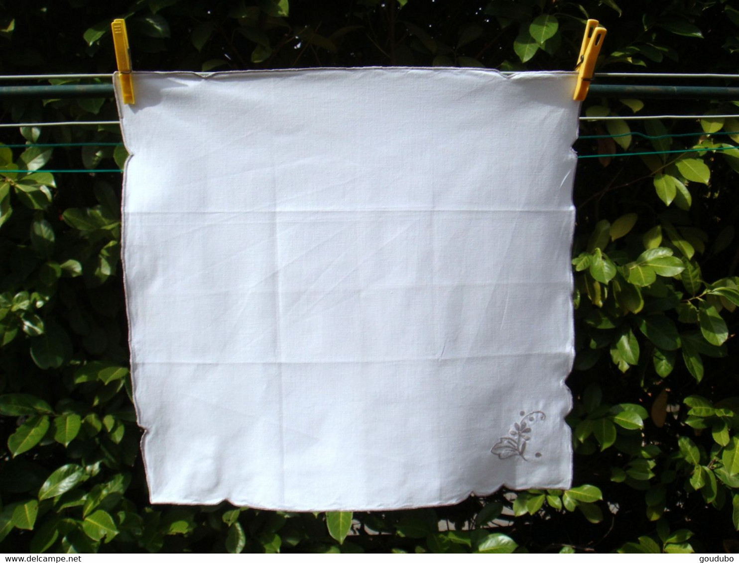 Nappe blanche rectangulaire 12 serviettes brodée fleurie festons ajourés.