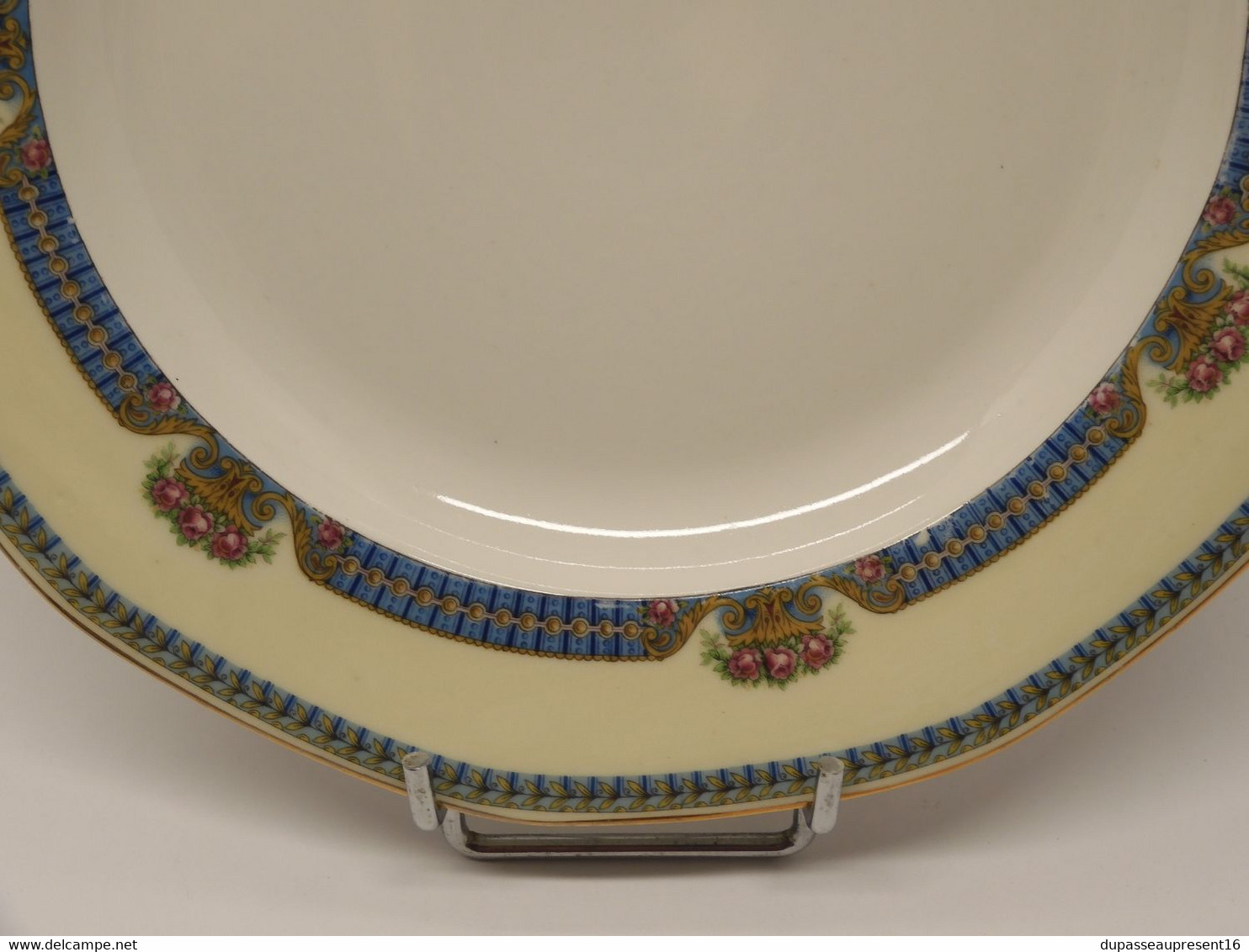 *JOLI PLAT ROND DEMI CREUX PORCELAINE LIMOGES JB France (JEAN BOYER) dorures  E