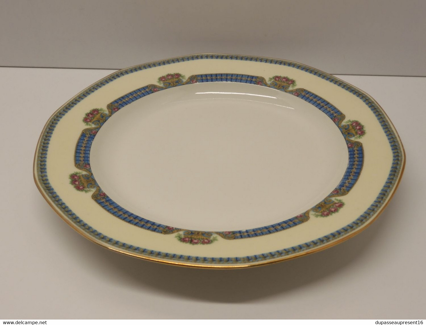 *JOLI PLAT ROND DEMI CREUX PORCELAINE LIMOGES JB France (JEAN BOYER) dorures  E