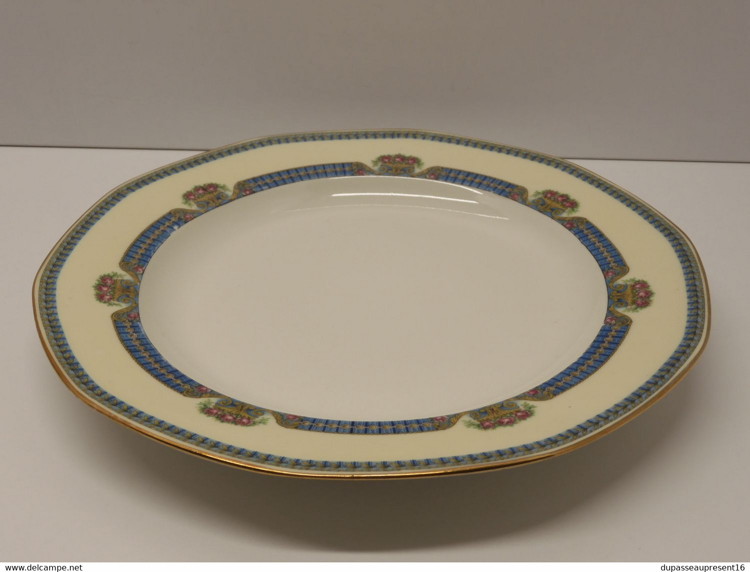 *JOLI PLAT ROND DEMI CREUX PORCELAINE LIMOGES JB France (JEAN BOYER) dorures  E