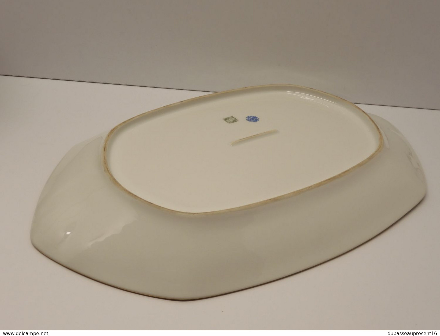 * TRES GRAND PLAT FORME OVALE PORCELAINE LIMOGES JB France (JEAN BOYER) dorure  E