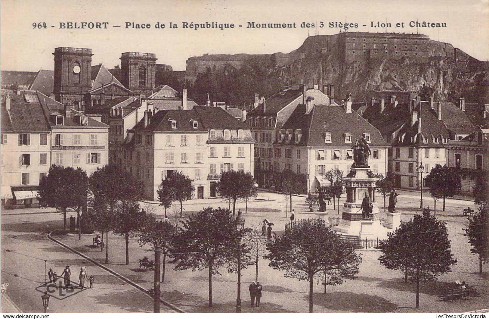 CPA FRANCE - 90 - BELFORT - Place De La République - Monument Des 3 Sièges - Lion Et Château - CLB - Gardien Du Lion Obl - Belfort - City