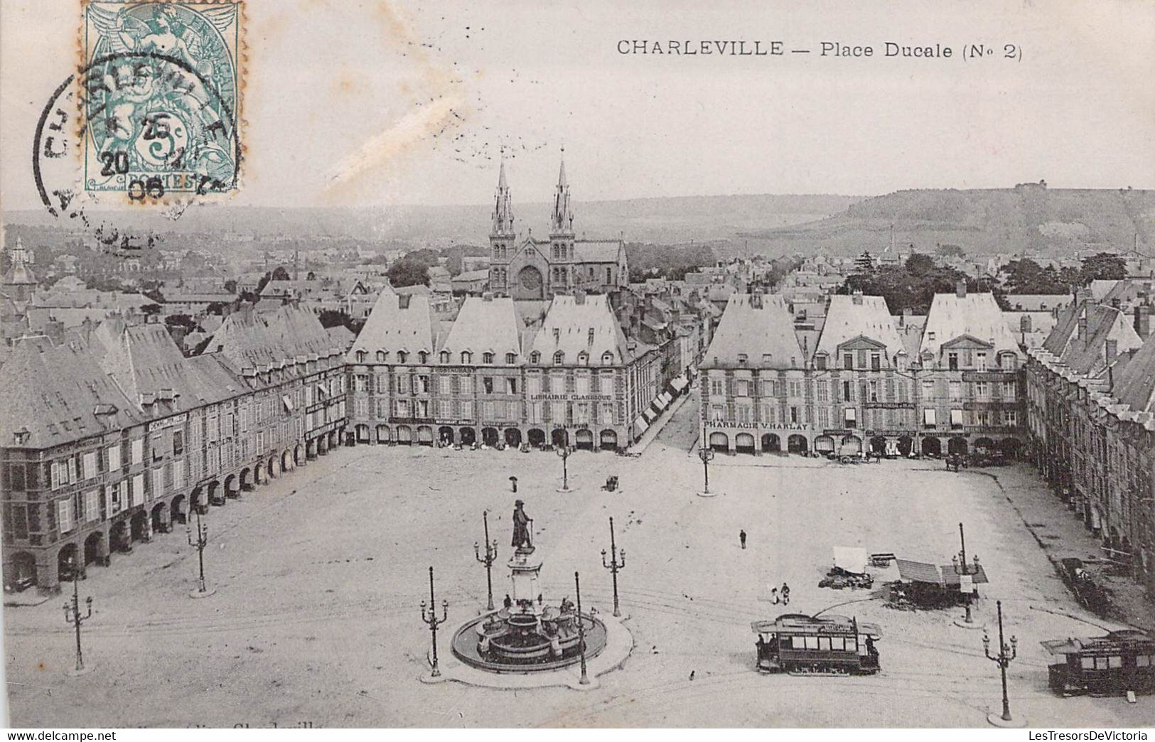 CPA - 08 - Charleville Mézières - Place Ducale - Oblitérée Remiremont - Edition J Winling Charleville- Tram - Charleville