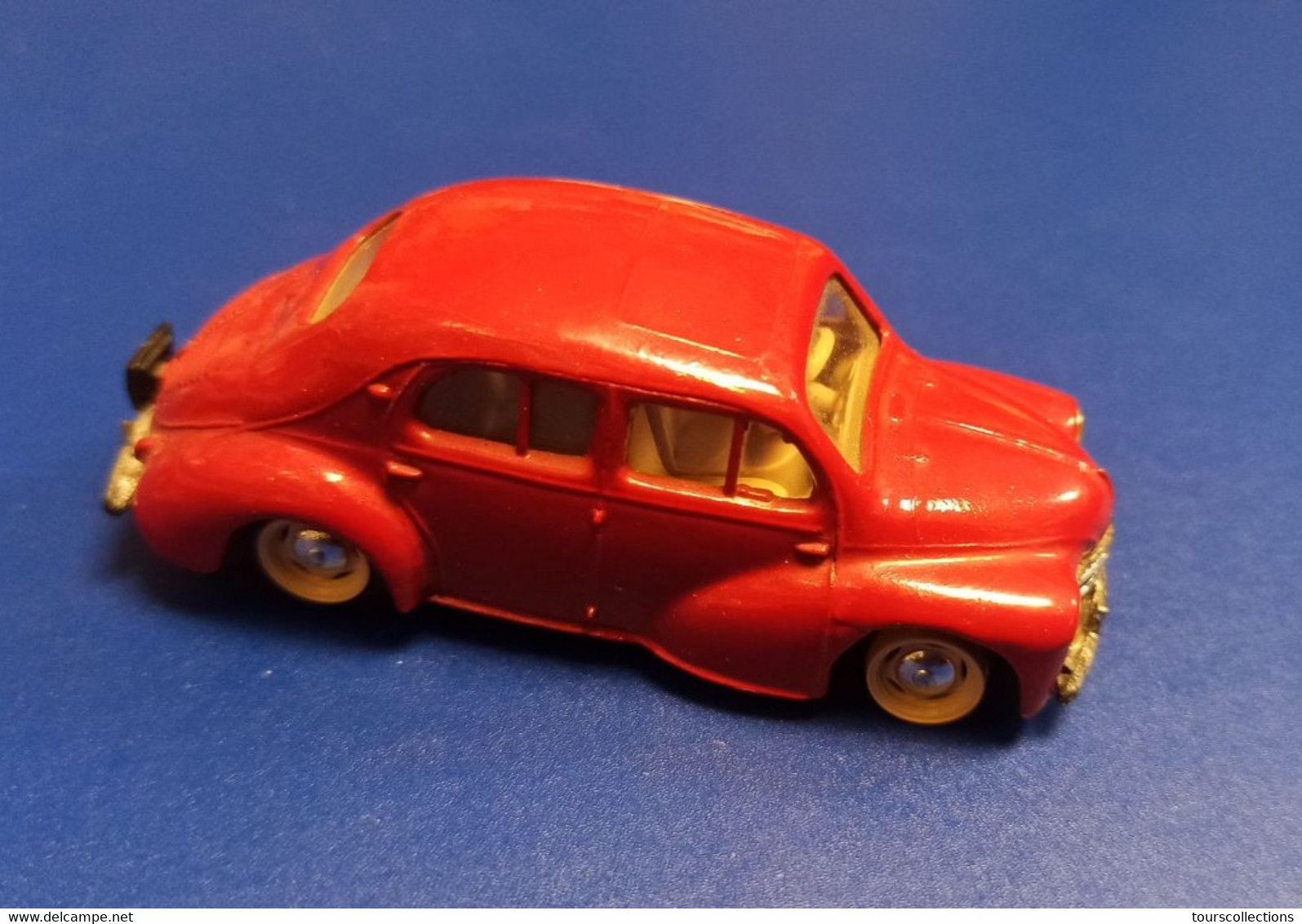 ELIGOR - RENAULT 4CV ROUGE Sombre 1/43 En Métal Ancien Modèle Manque 2 Pneus - Eligor