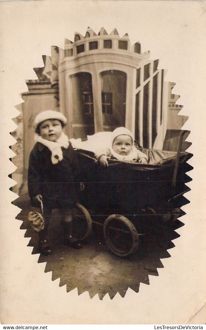 CPA Photographie - Deux Jeunes Enfants Dans Le Landeau - Gruppen Von Kindern Und Familien