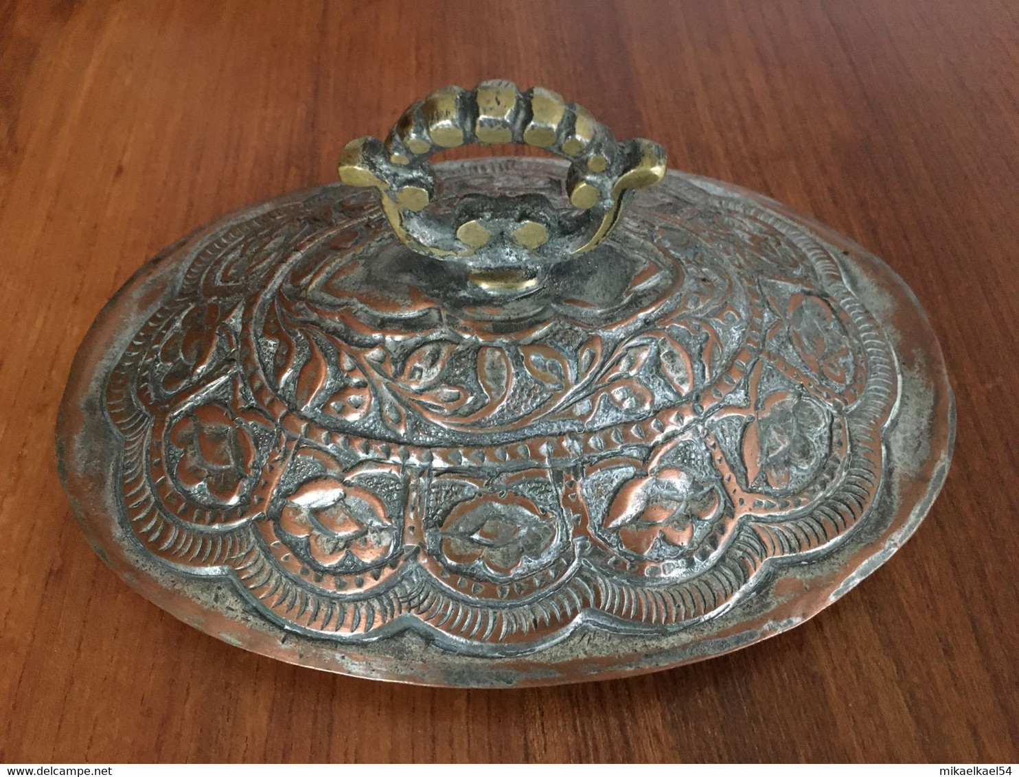 Antiquité Du Moyen Orient: Soupière En Cuivre Repoussé étamé Et Bronze Du Sultanat D'Oman - Art Oriental