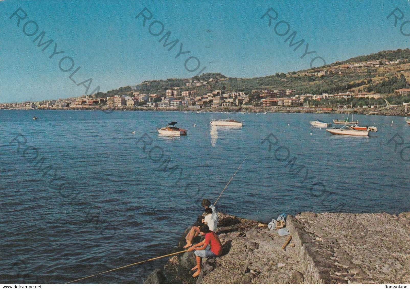 CARTOLINA  RIVIERA DI ACIREALE,SICILIA,CAPO MULINI,MARE,SOLE,ESTATE,VACANZA,SPIAGGIA,LUNGOMARE,BARCHE,VIAGGIATA 1980 - Acireale