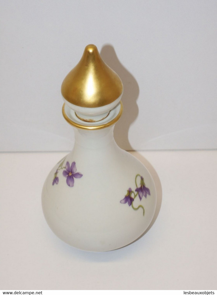 *JOLI FLACON PORCELAINE de LIMOGES décor de VIOLETTES avec son Bouchon doré  E