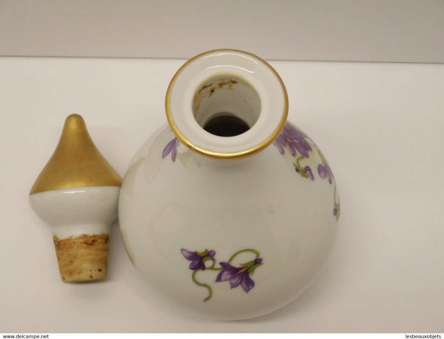 *JOLI FLACON PORCELAINE de LIMOGES décor de VIOLETTES avec son Bouchon doré  E