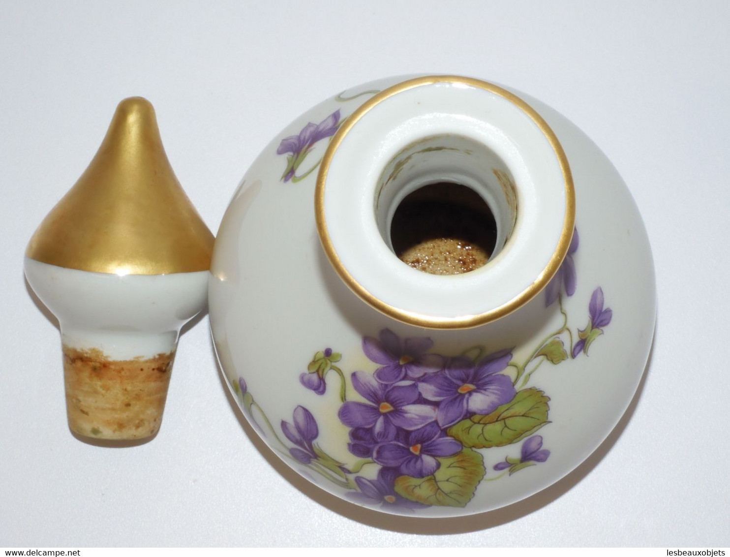 *JOLI FLACON PORCELAINE de LIMOGES décor de VIOLETTES avec son Bouchon doré  E