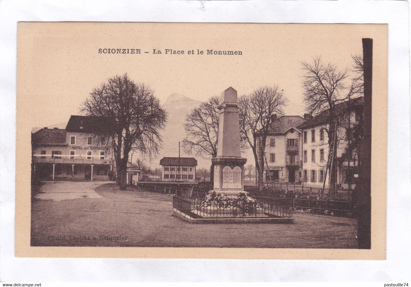 CPA :  14 X 9  - SCIONZIER  -  La  Place Et Le Monument - Scionzier