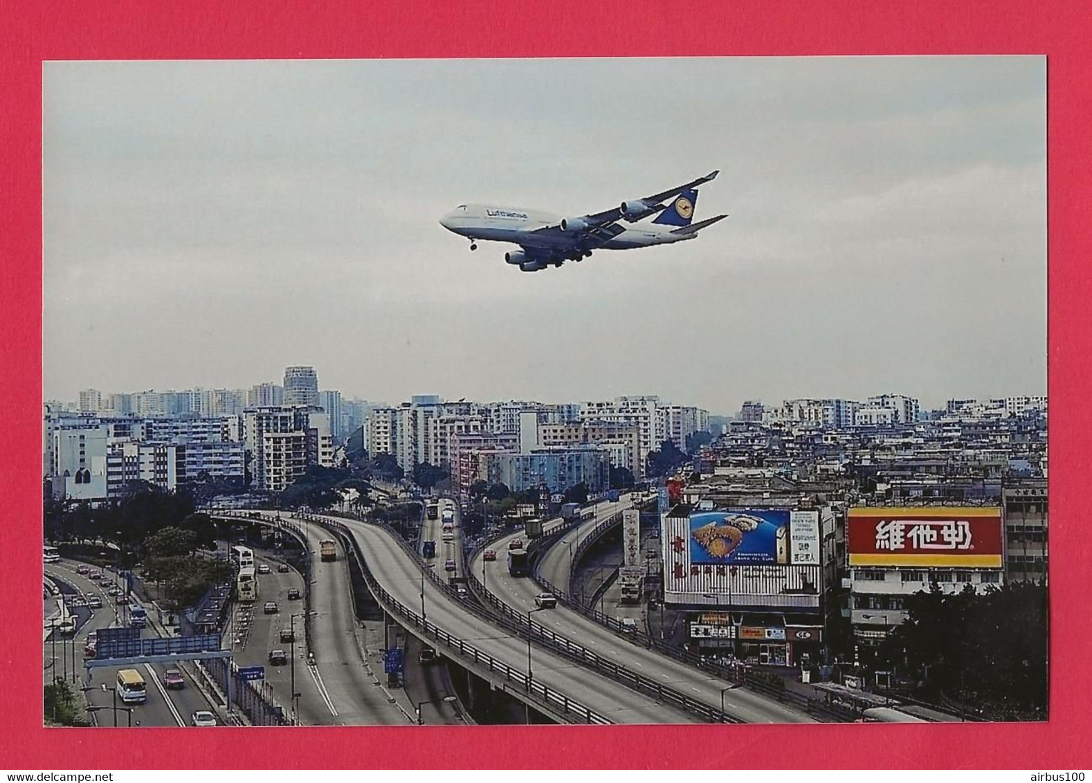 BELLE PHOTO REPRODUCTION AVION PLANE FLUGZEUG - BOEING 747 LUFTHANSA SURVOLANT UNE VILLE ASIATIQUE - Aviazione