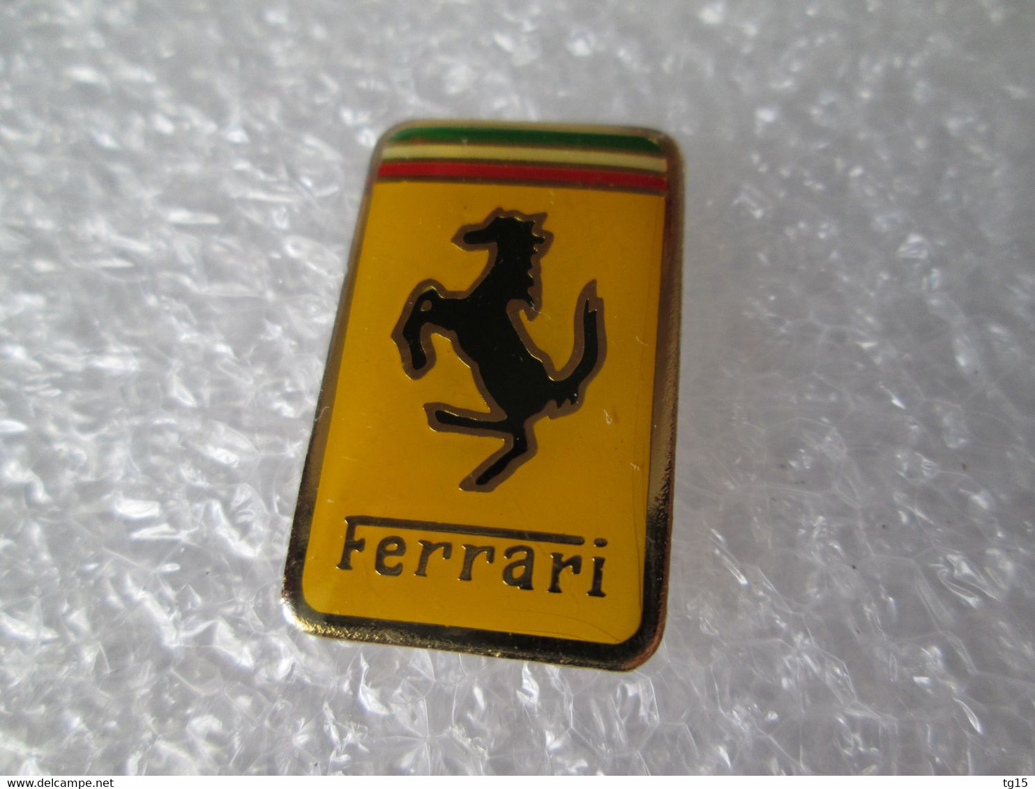 PIN'S    LOGO    FERRARI   26X16mm - Ferrari