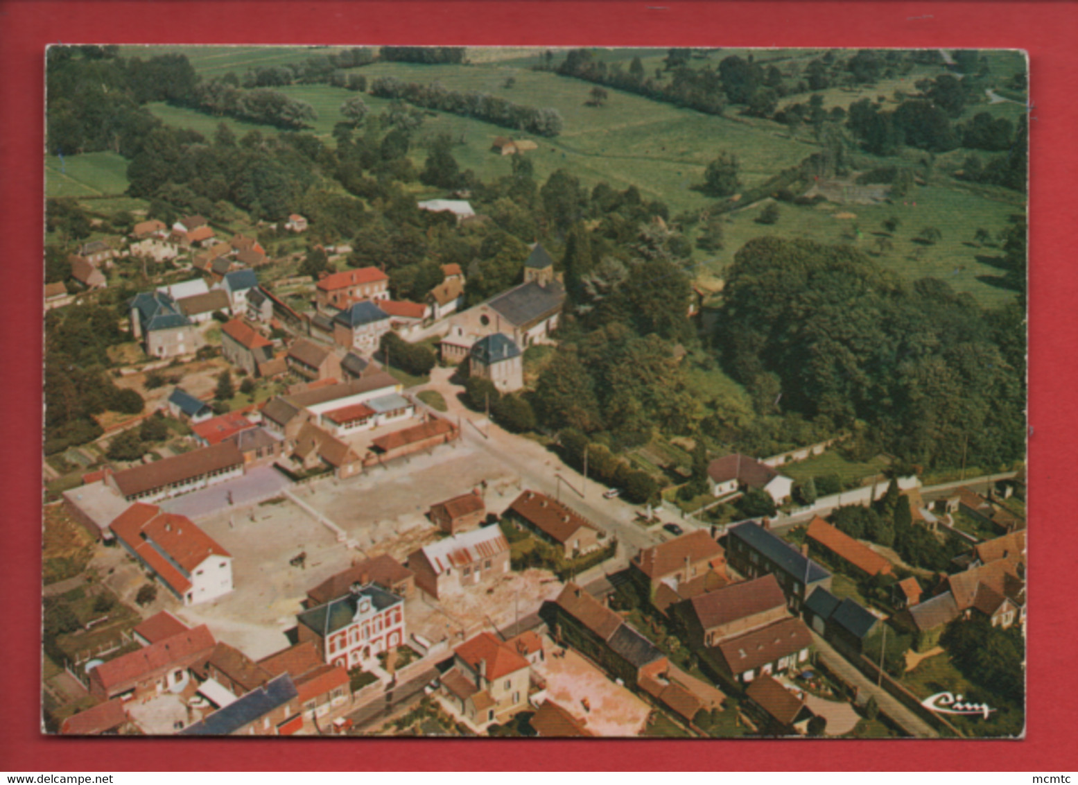 CPM - Auneuil  -(Oise) -  Vue Aérienne - La Place, Les écoles, L'église Et La Mairie - Auneuil