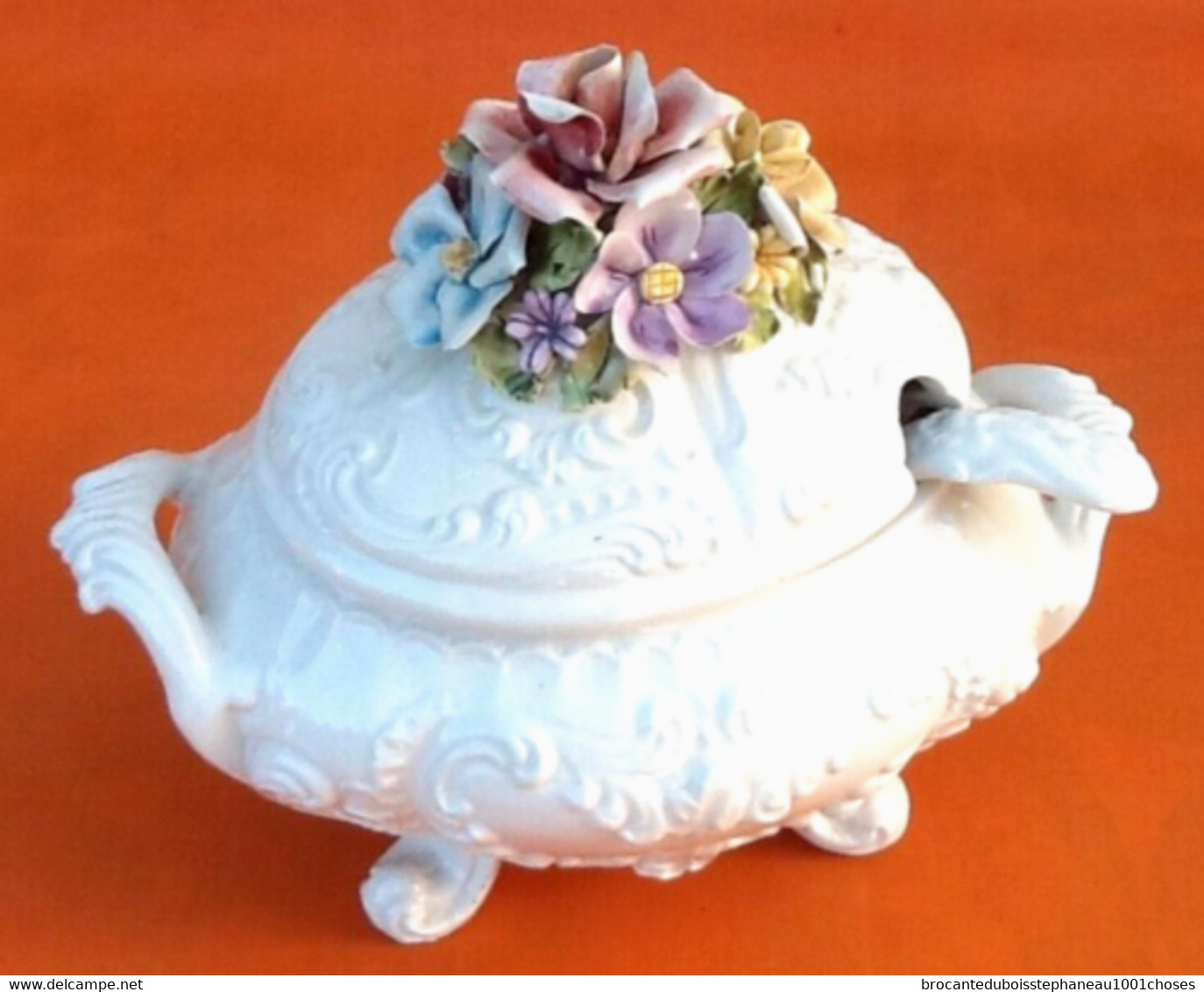 Petite Soupière Italienne avec sa louche Céramique blanche prise en fleurs V. Bassano