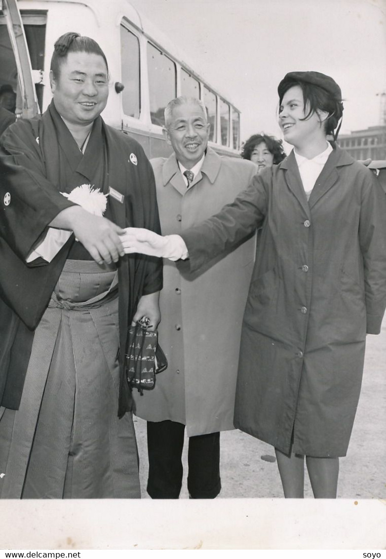 Sumo Japanese Champion Tochinishiki In Orly First Flight Air France Tokyo Paris North Pole - Lutte