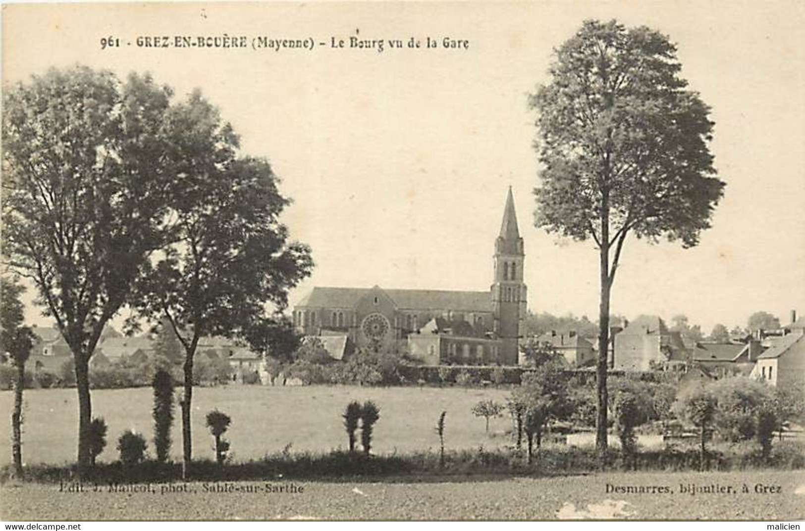 - Dpts Div. -ref-BG48- Mayenne - Grez En Bouère - Le Bourg Vu De La Gare  - - Crez En Bouere