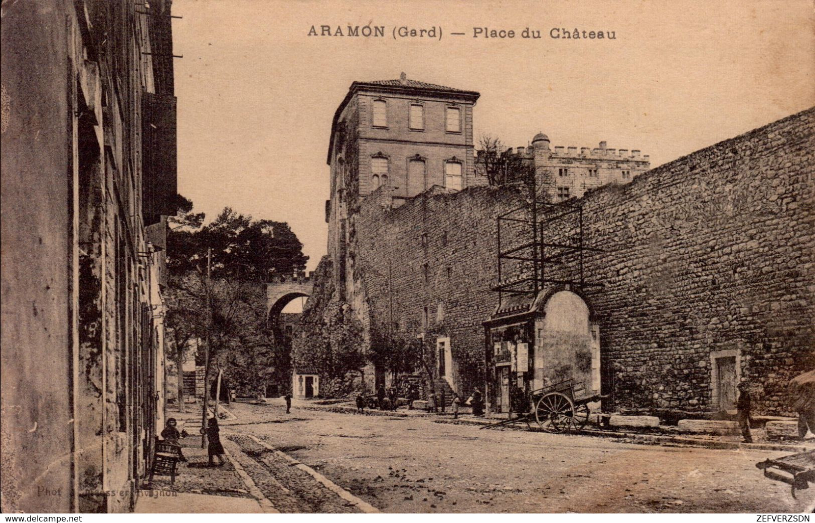 30 ARAMON PLACE DU CHATEAU GARD - Aramon